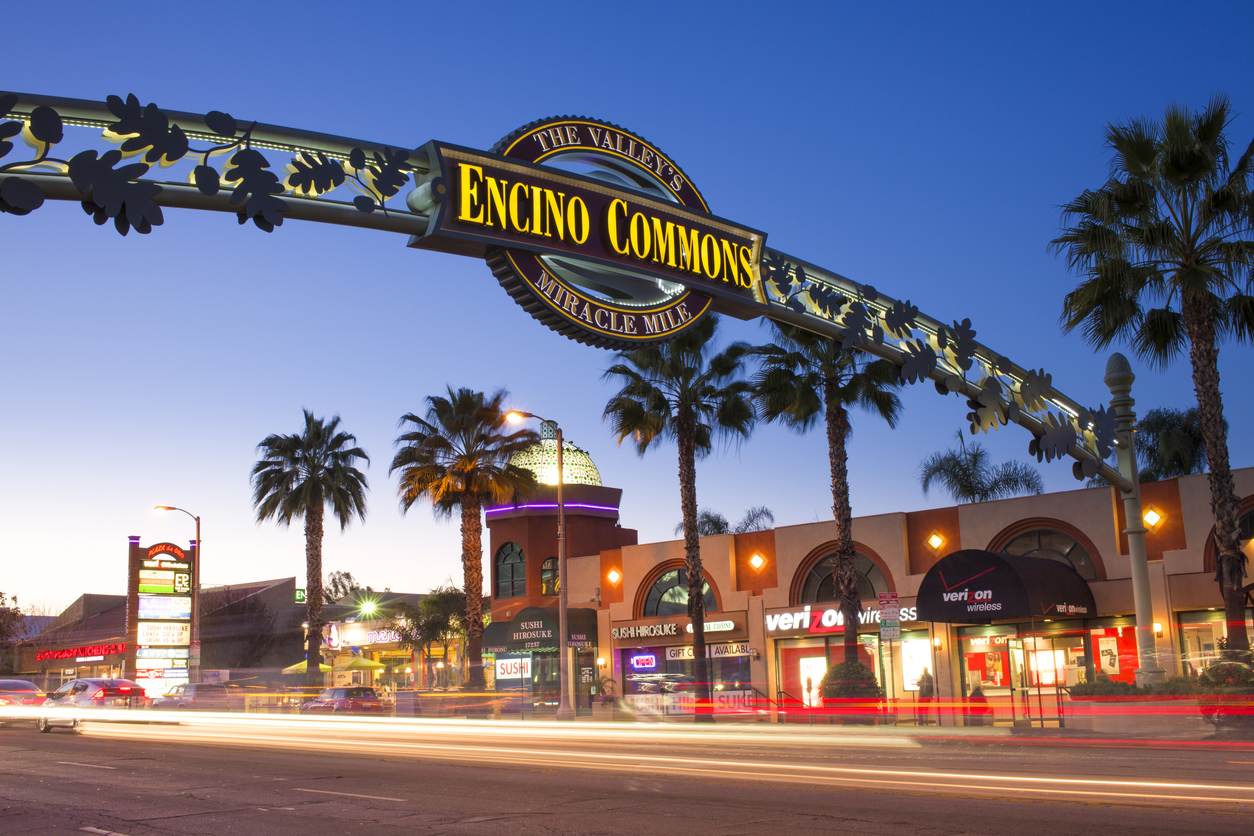 Vista de la calle de Encino Commons, California, EE. UU.